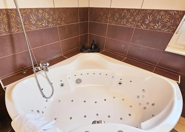 With Pool - Big Garden - Barbecue - Free Parking