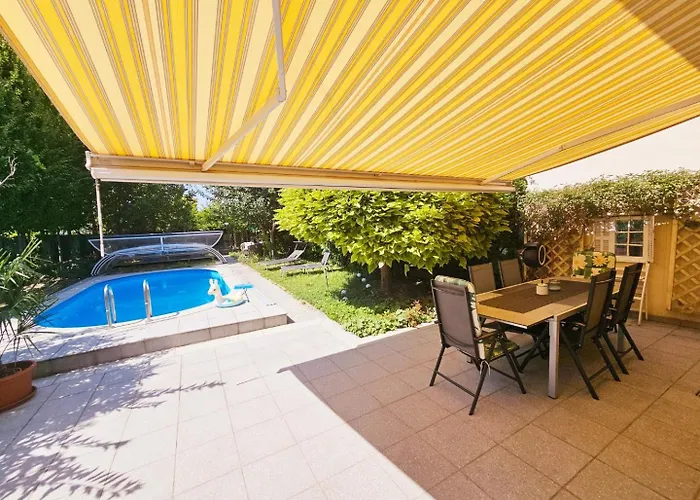 Villa With Pool - Big Garden - Barbecue - Free Parking *